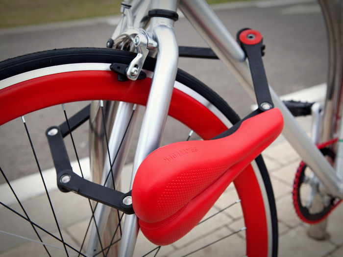 Una bicicletta legata dalla sella antifurto Seatylock