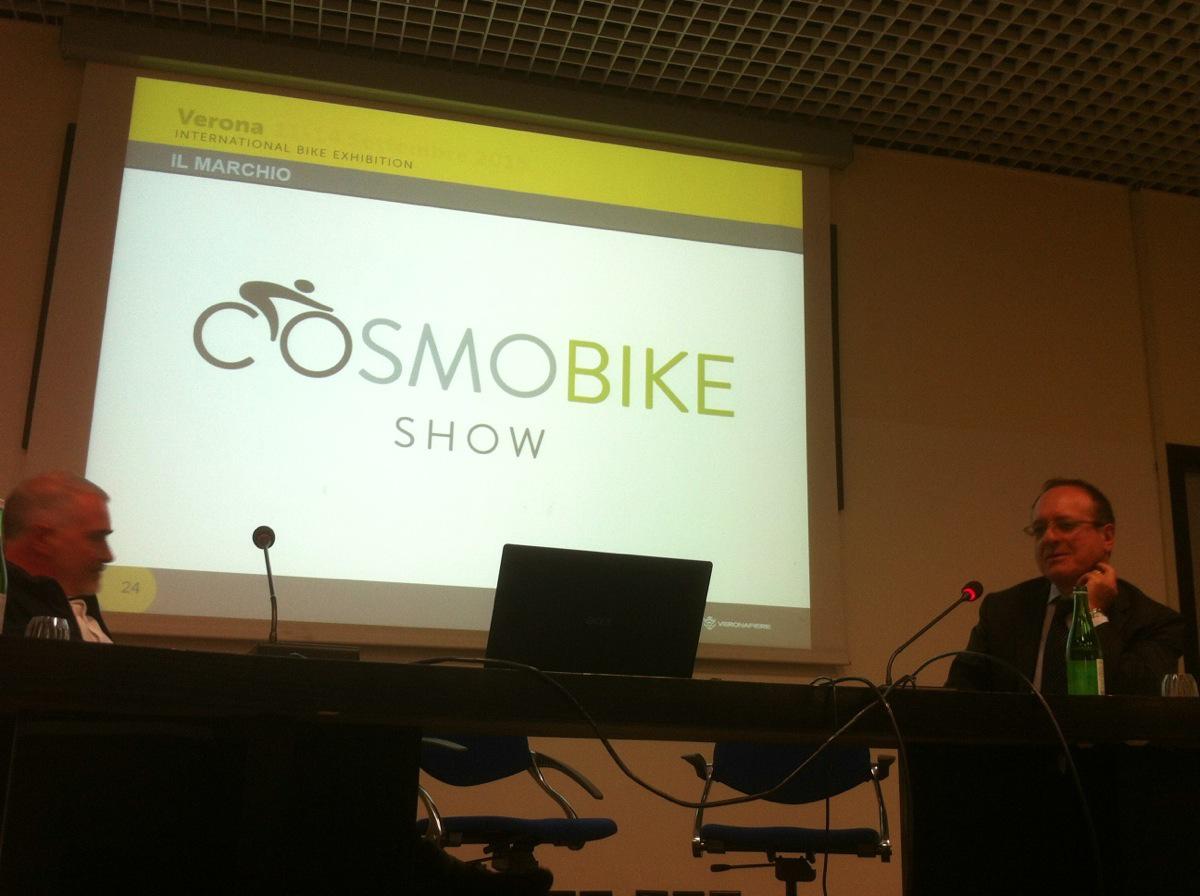 Una slide mostrata alla presentazione con il logo di Cosmobike Show