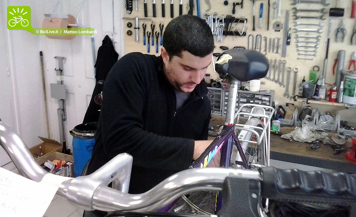 Daniele al lavoro nella sua ciclofficina a Lione