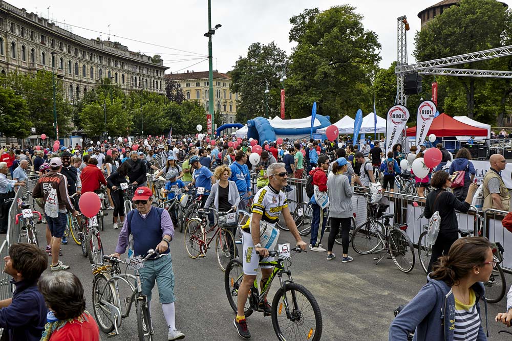 Ciclisti a Milano al passato Cyclopride