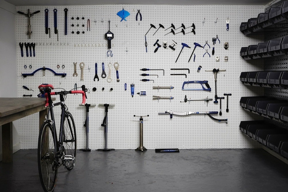 La foto mostra l'angolo del laboratorio attrezzato con il necessario per fare manutenzione alle proprie bici.