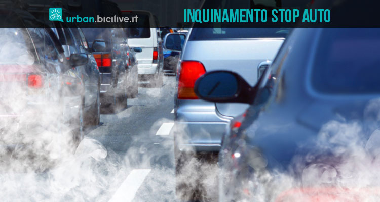 Una foto di automobili che inquinano l'aria nelle città