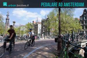 Una immagine dedicata ai consigli per andare in bici in sicurezza ad Amsterdam