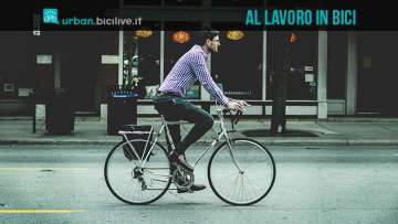 Un ciclista in salute mentre va al lavoro in bicicletta