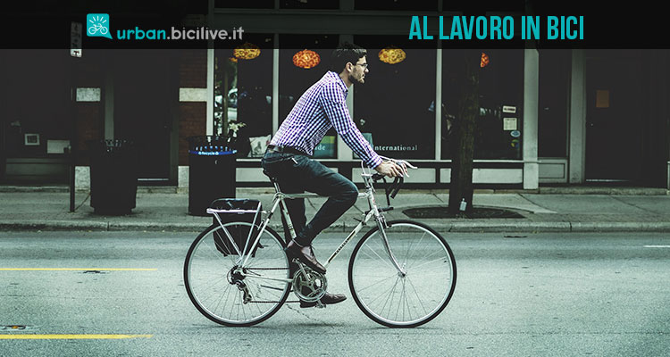 Un ciclista in salute mentre va al lavoro in bicicletta