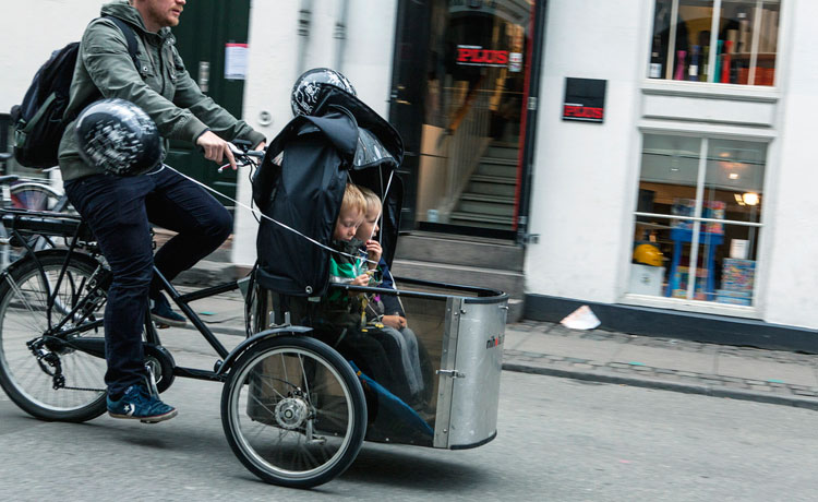 Una cargo bike che trasporta bambini sulle strade di Copenaghen