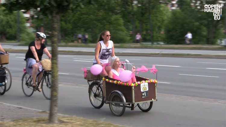 Due ragazze sulle strade di Copenaghen a bordo di una bici da carico