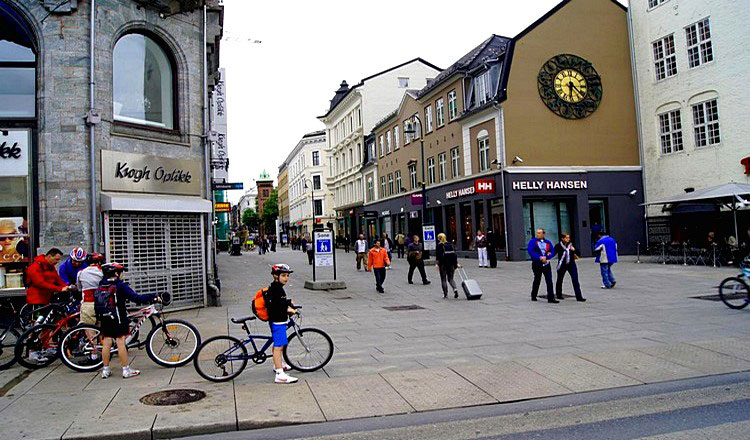 Una strada di Oslo (Norvegia) senza auto