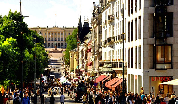 Una strada di Oslo piena di persone a piedi
