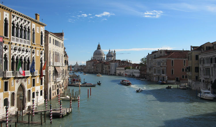Una foto di uno dei canali della città di Venezia