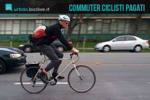 Un lavoratore che usa la bici per andare al lavoro