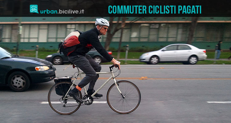 Un lavoratore che usa la bici per andare al lavoro