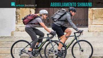 due ciclisti urbani indossano capi della nuova linea di abbigliamento Shimano Transit