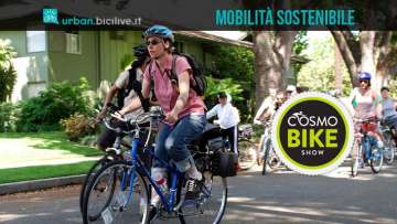 Cicliste pedalano in città promuovendo la mobilità sostenibile