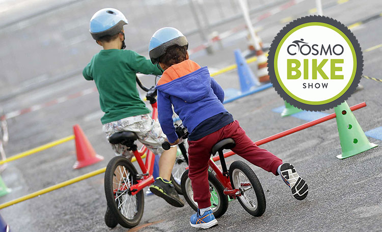 Bambini in sella a bici senza pedali al Cosmobike Show