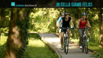 Persone felici mentre pedalano in sella a una bici