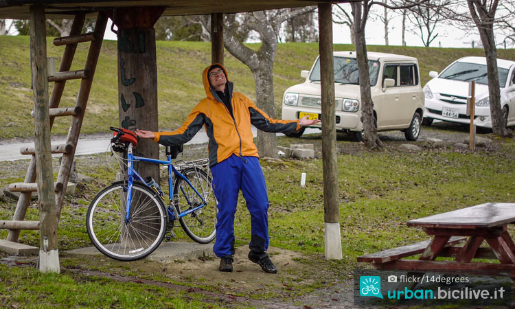 ciclista indossa indumenti anti pioggia