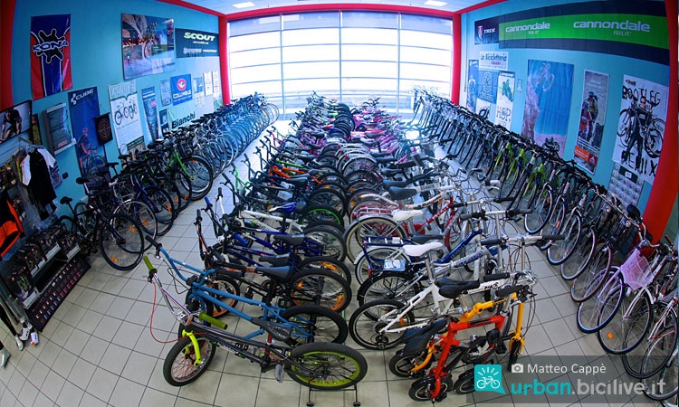 area espositiva di un negozio di biciclette