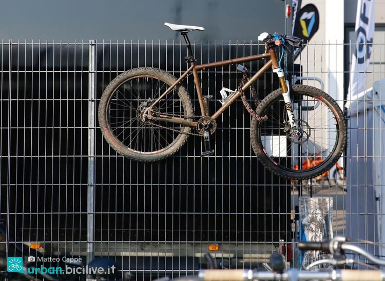 bicicletta legata a un cancello con il sensore city.risks