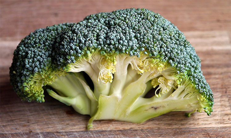 Broccoli su un tagliere