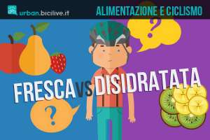 ciclista sceglie tra frutta fresca e disidratata