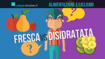 ciclista sceglie tra frutta fresca e disidratata