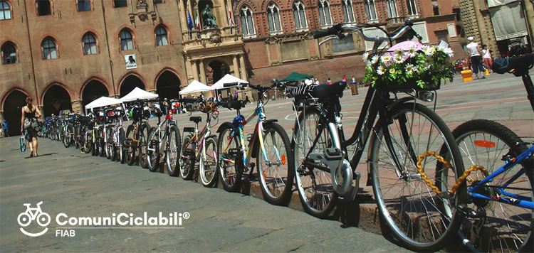 Biciclette parcheggiate ordinatamente in una piazza