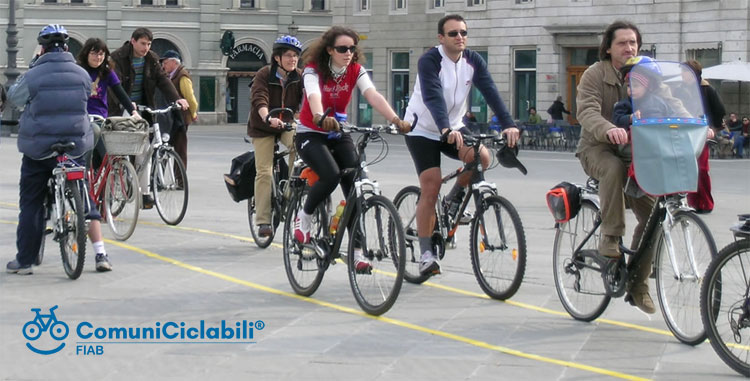Ciclisti urbani in sella alle loro bici per le vie della città