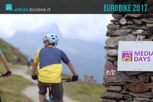 ciclisti testano bici a eurobike media days