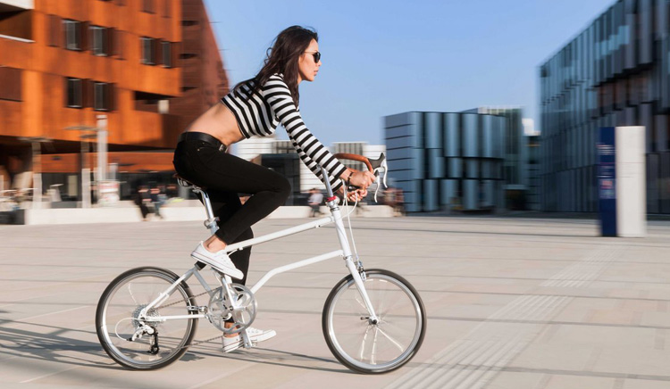 Una ragazza in sella a una bicicletta Vello Bike