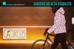 ciclista con giacca riflettente ad alta visibilità urban circus