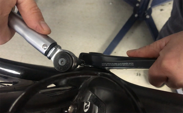 Una chiave dinamometrica mentre serra la pedivella di una bici