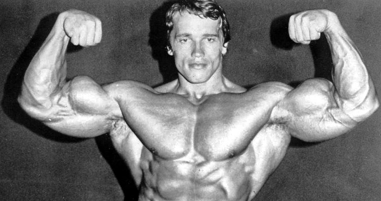 Arnold Schwarzeneger mostra i muscoli