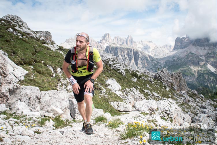 corridore di trail running sulle Dolomiti