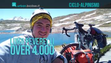 Luigi Peverelli durante l'impresa di ciclo-alpinismo Over 4000