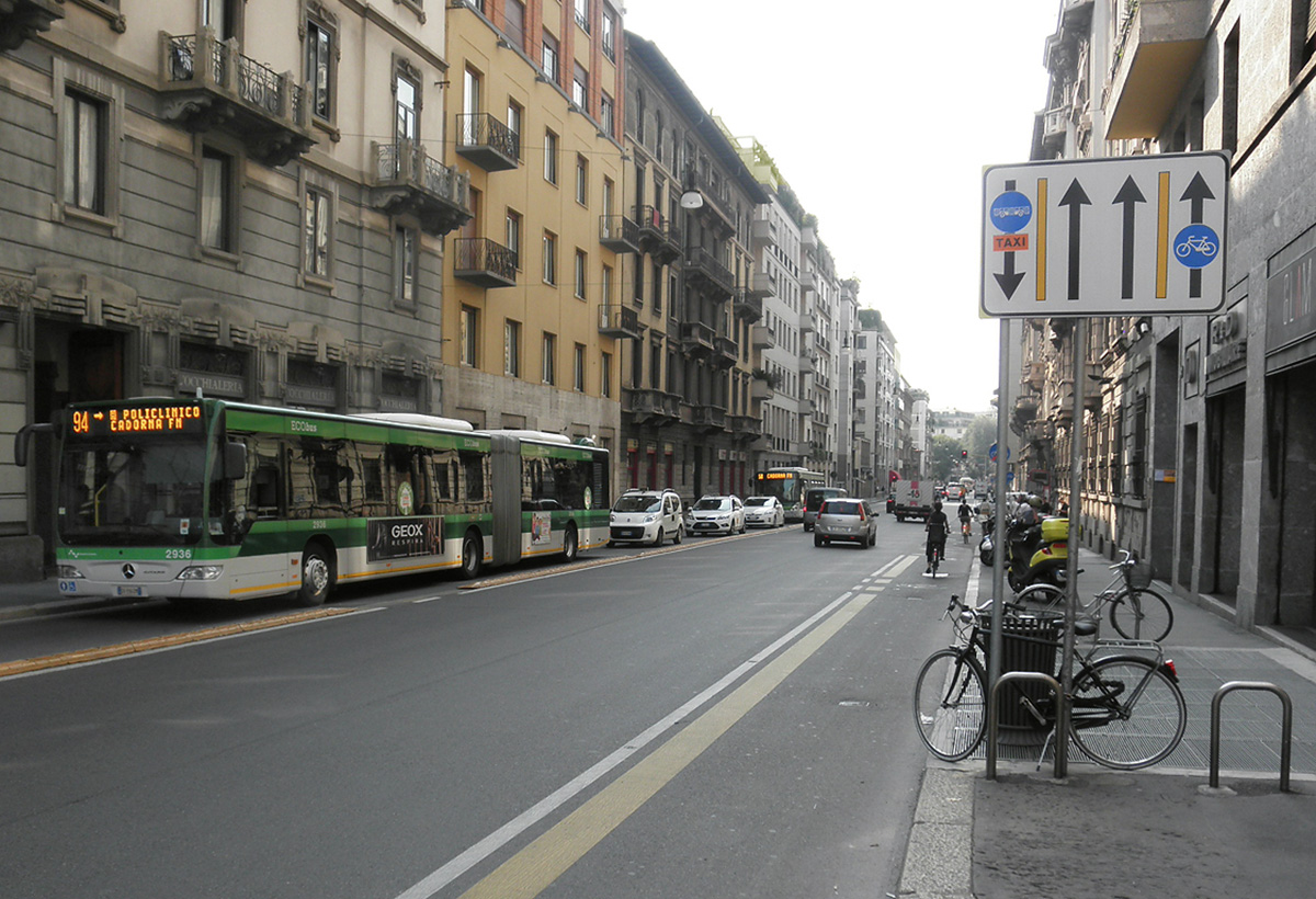 Corsia ciclabile realizzata nel 2020 a Milano in Via Carducci