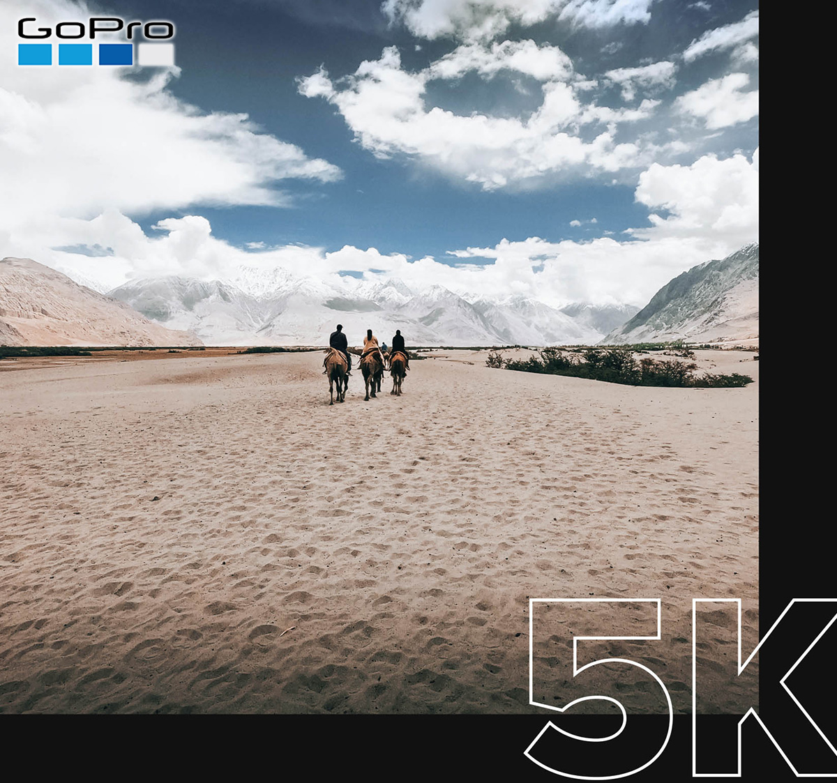 Un frame di un video girato con risoluzione 5K ritrae delle persone che cavalcano verso le montagne