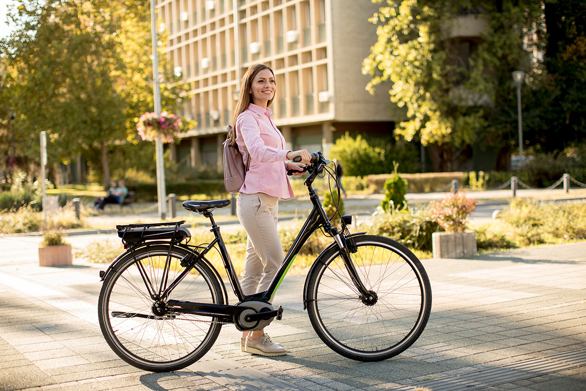Una donna viaggia in città con la sua nuova bici elettrica