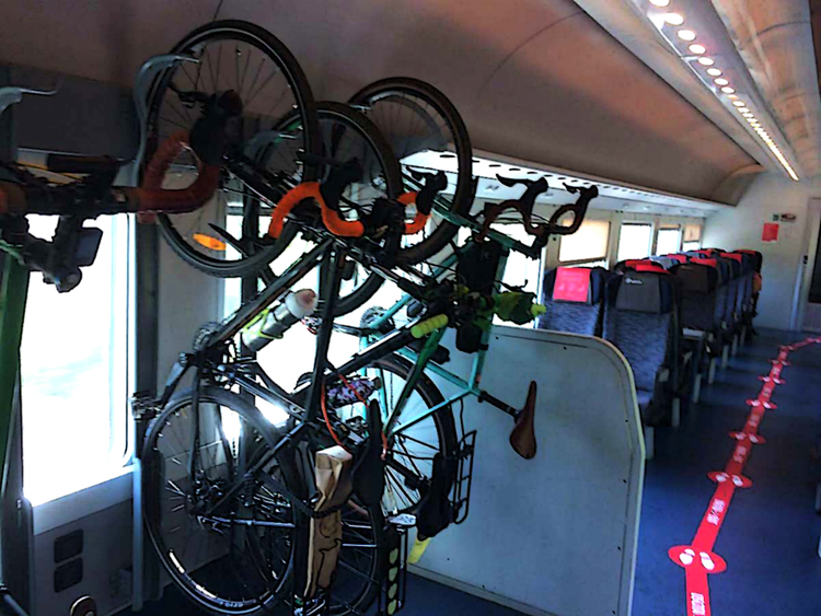 Biciclette appese a una rastrelliera all'interno di un treno Intercity