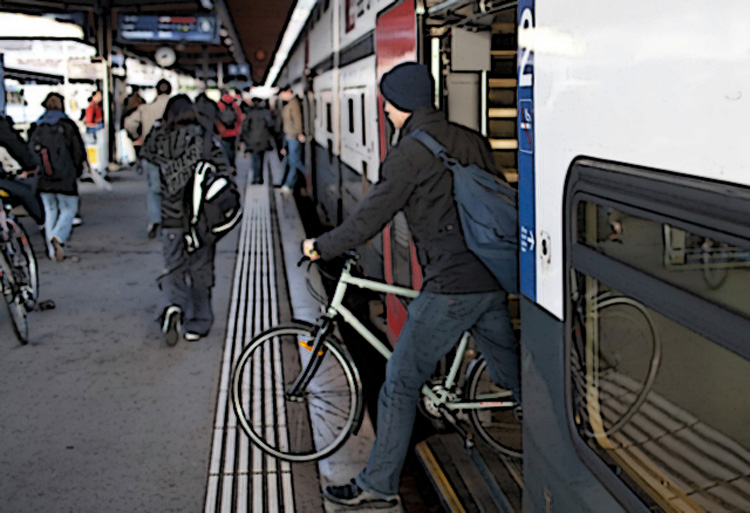 Un ciclista scende da un treno con la sua bicicletta