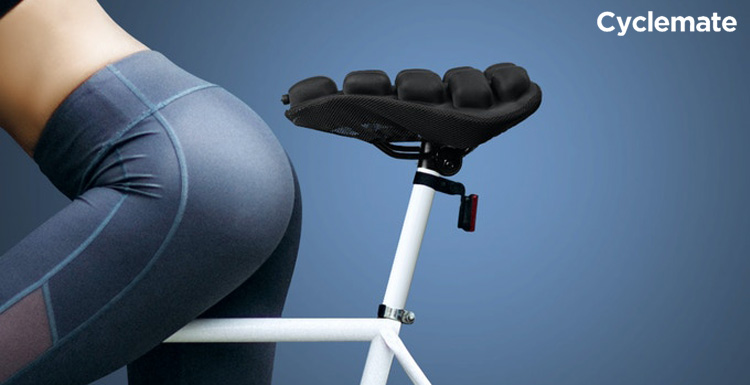 Una ciclista donna, la sua bici e il suo coprisella Cyclemate