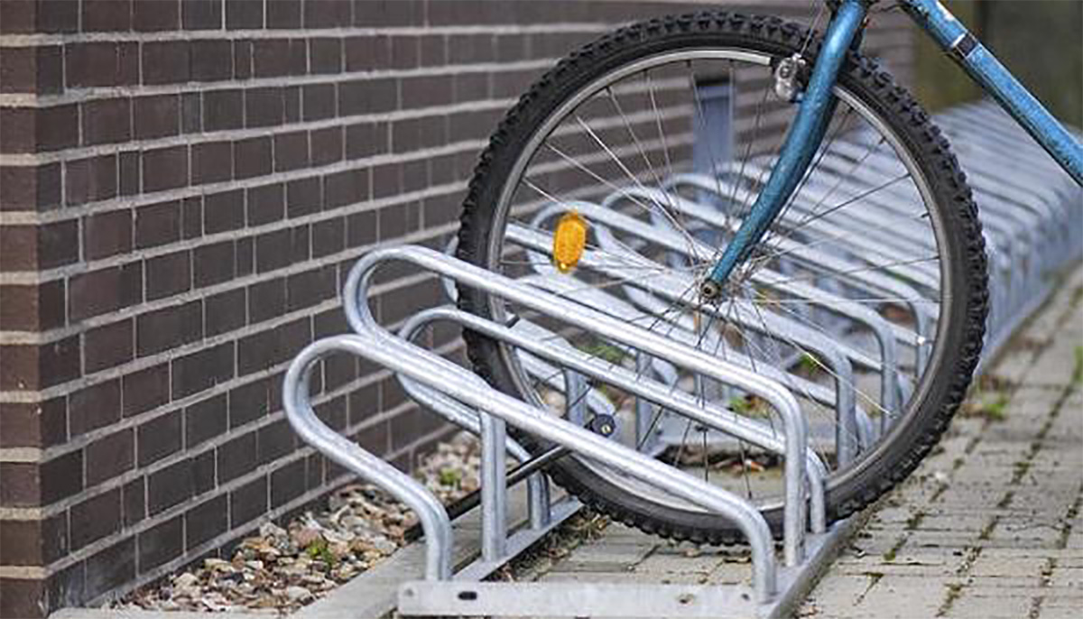 Una bici parcheggiata in una rastrelliera urbana