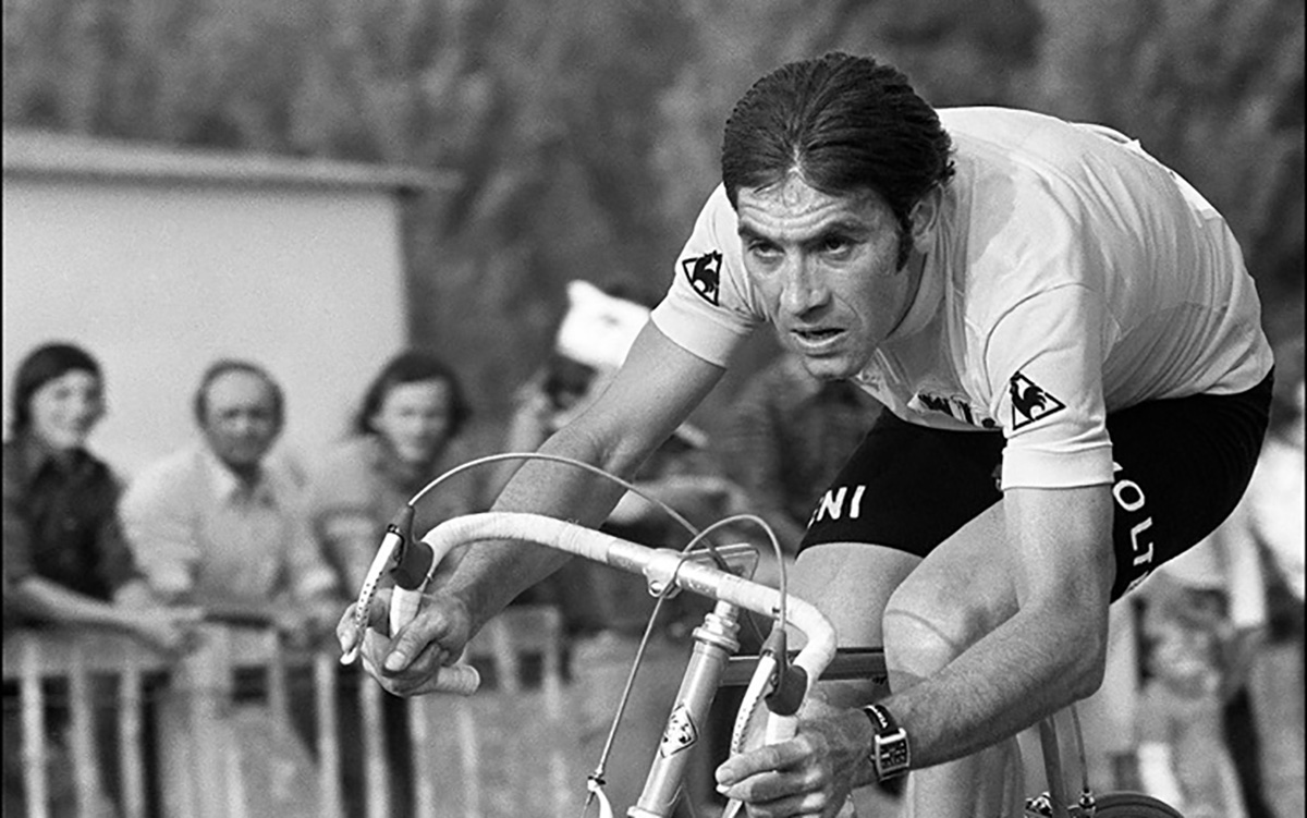 Uno scatto storico della leggenda del ciclismo Eddy Merckx