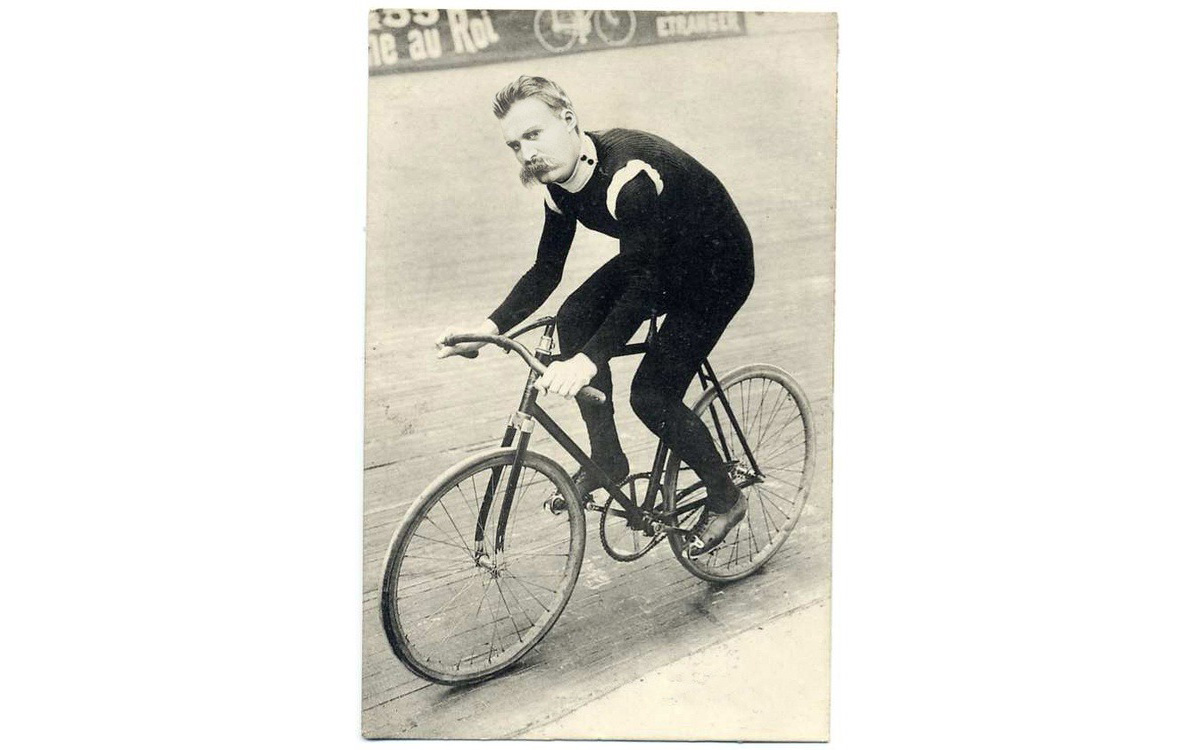 Foto storica del filosofo Nietzsche in bici