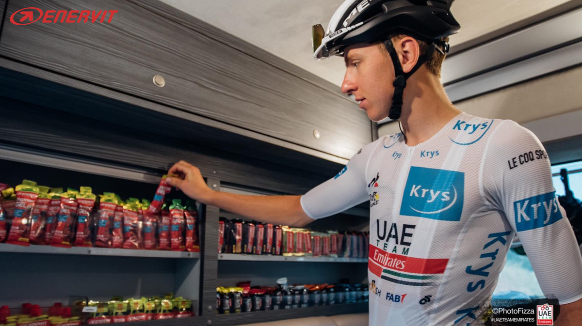 Il vincitore del Tour de France 2020 Tadej Pogačar prende dei prodotti Enervit da uno scaffale