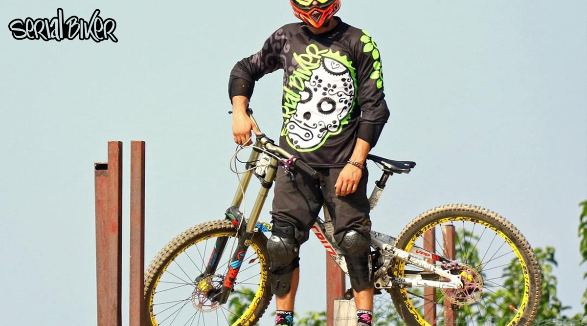 Un rider indossa una maglia tecnica per mountainbike Serial Biker con grafica Skull