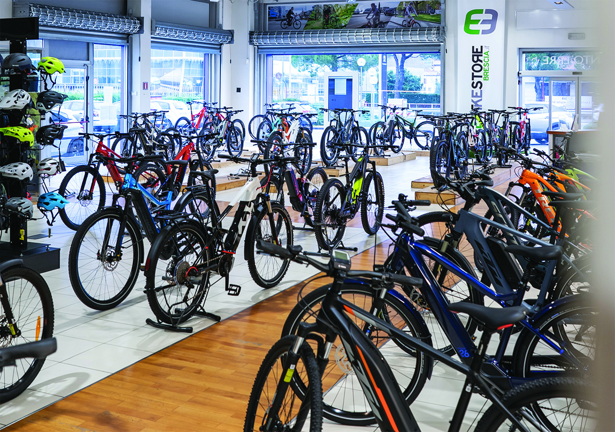 L'interno del negozio di bici elettriche Ebike Store Brescia