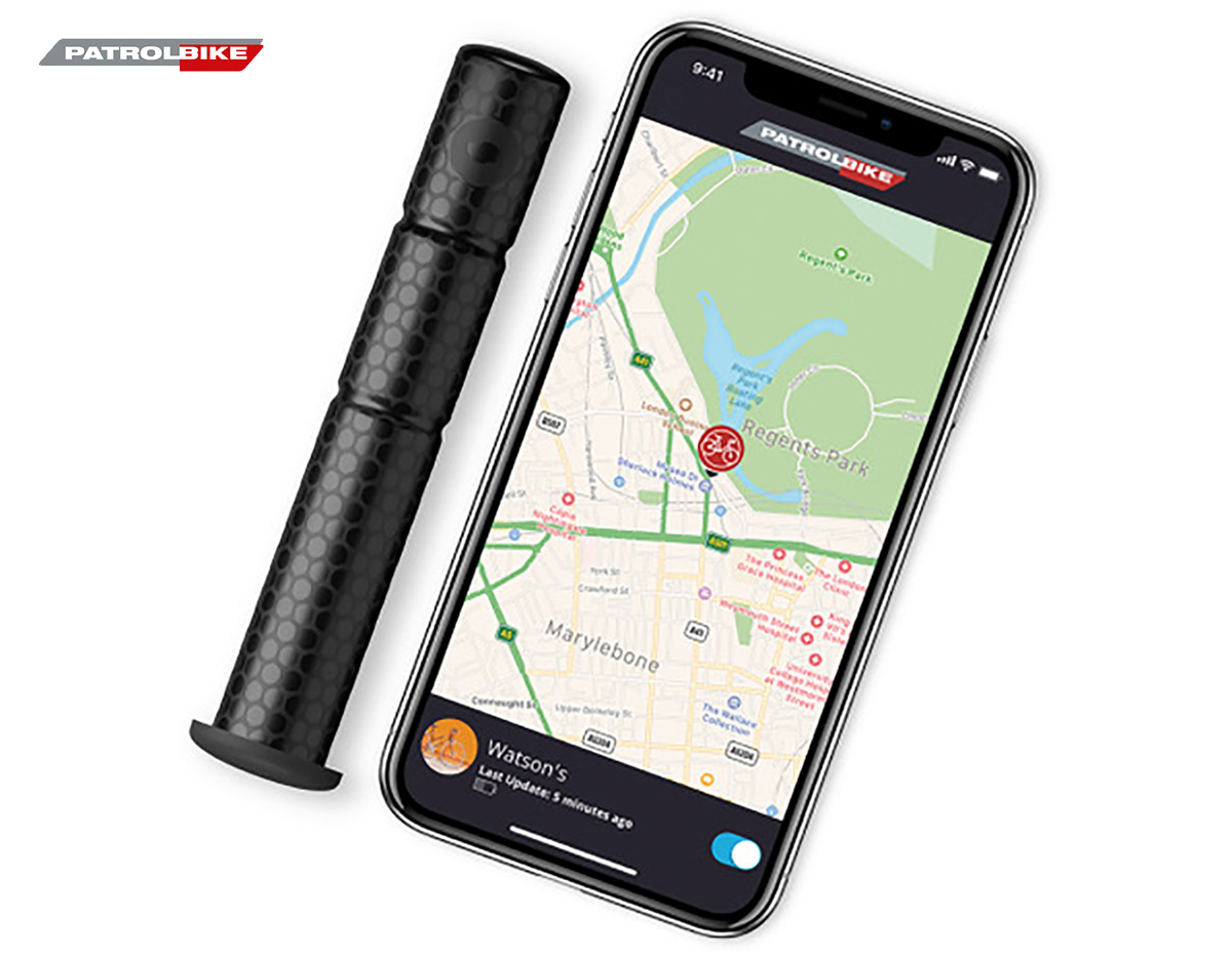 Il tracker GPS PatrolBike da inserire nel manubrio con uno smartphone che mostra lo schermo dell’App