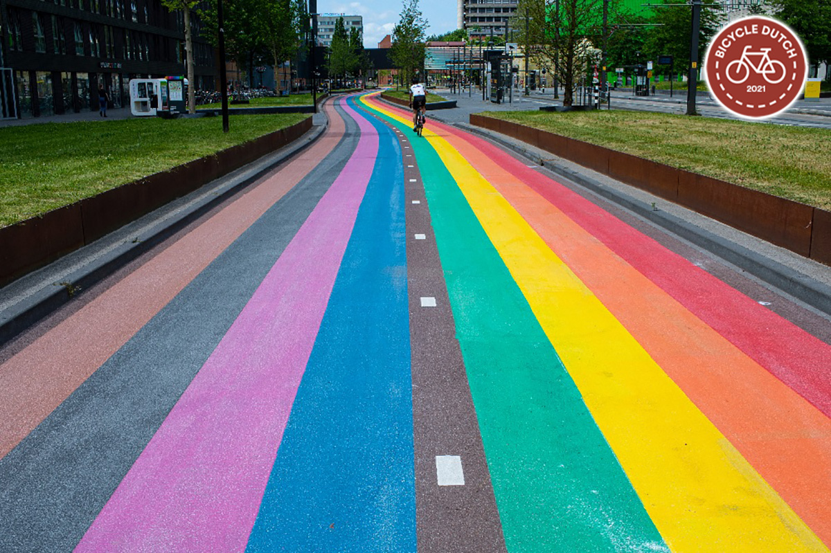 Uno scatto frontale della nuovissima pista ciclabile arcobaleno di Utrecht inaugurata nel 2021