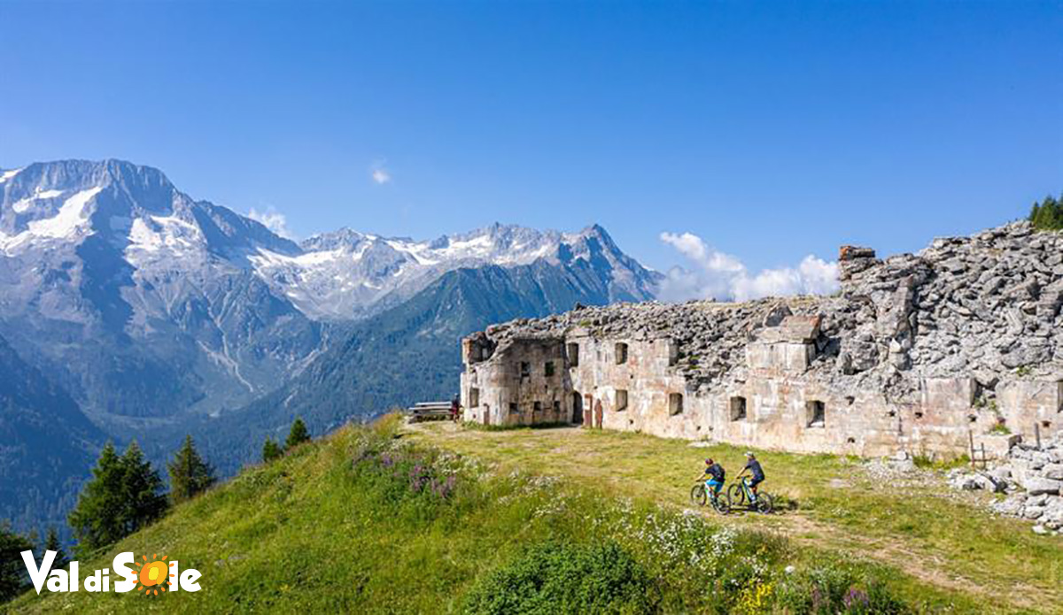 Un sentiero panoramico per biciclette con vista sulle montagne del Trentino